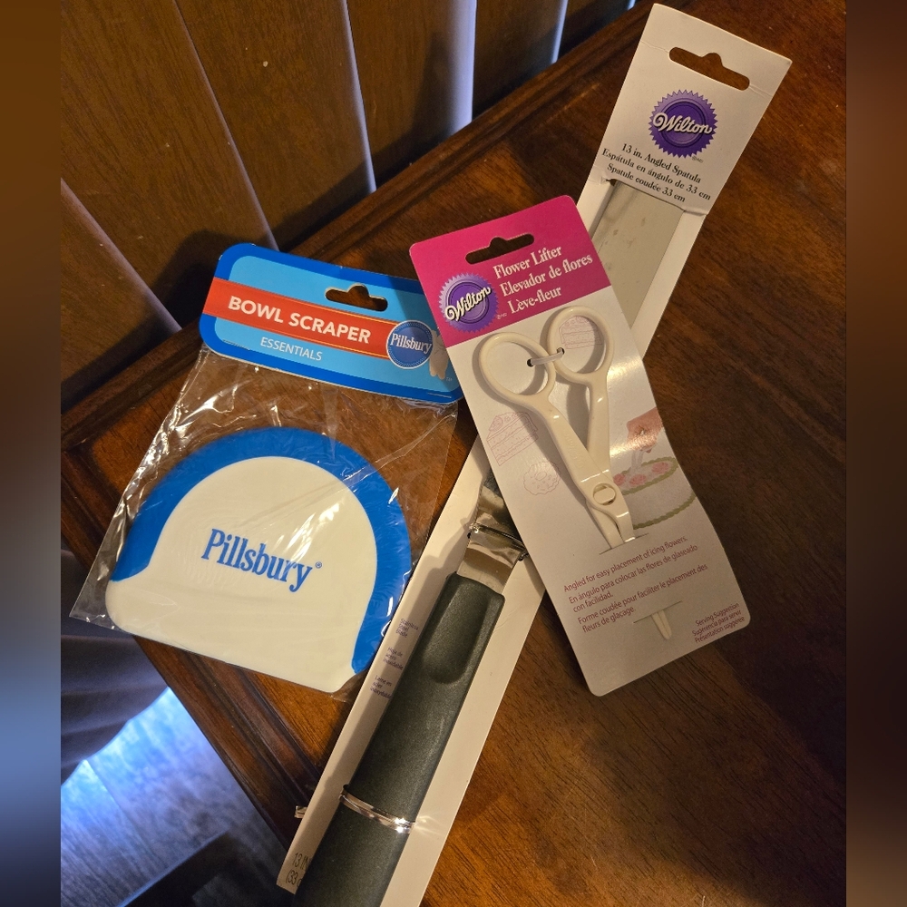 Bowl scrapper, angle spatula, flower lifter